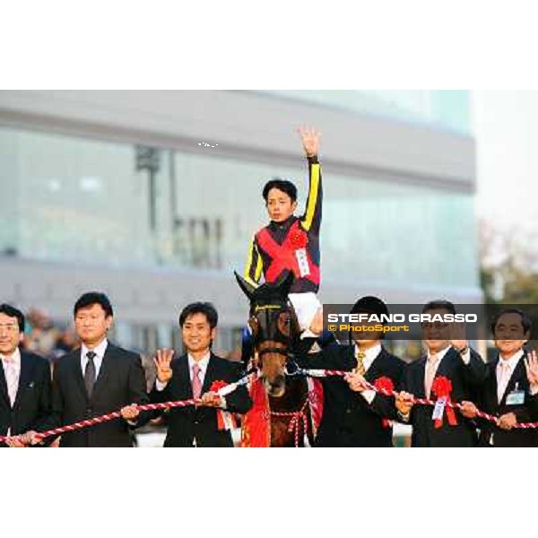 Yasunari Iwata on Gentildonna poses with his winning connection after winning the Japan Cup 2012 Tokyo - Fuchu racecourse, 25th nov.2012 ph.Peeo Ploff/Stefano Grasso