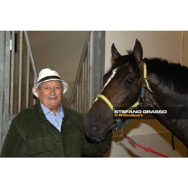 Mr. Balzarini, owner of Siba Stable with Becruz Nad El Sheba, Quarantine stable Dubai 25th march 2005 ph. Stefano Grasso