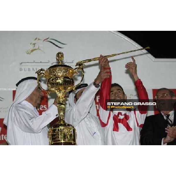 giving prize of Dubai World Cup 2005- Sheikh Maktoum , Sheikh Mohamed, John Velazquez standing the gold wip and Ken Ramsey, owner of Roses in May Nad El Sheba- Dubai, 26th march 2005 ph. Stefano Grasso