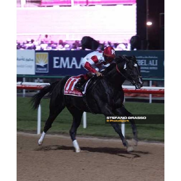 John Velazquez on Roses in May flyes alone to the post of Dubai World Cup 2005 Nad El Sheba- Dubai, 26th march 2005 ph. Stefano Grasso