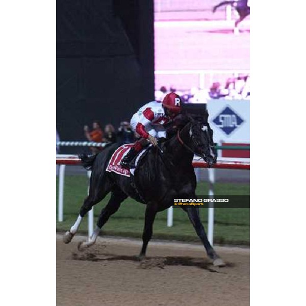 Roses in May and John Velazquez flying alone at few meters to the post of Dubai World Cup 2005 Nad El Sheba- Dubai, 26th march 2005 ph. Stefano Grasso