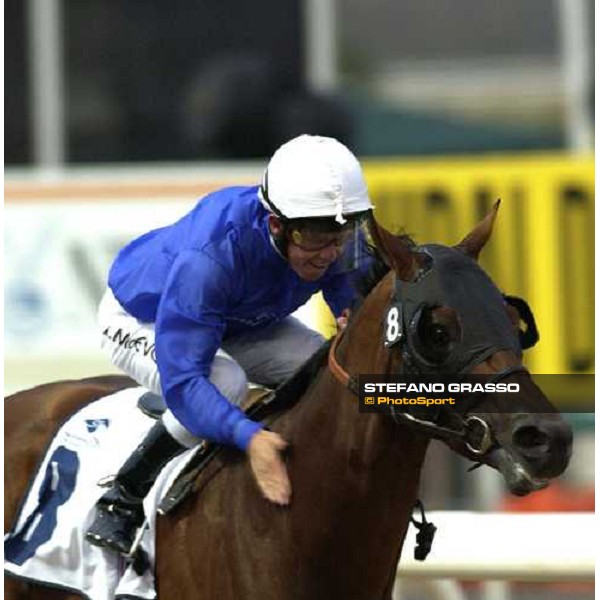Kerrin Mc Evoy congratulates with Blues and Royals immediately after the line of the Uae Derby Nad El Sheba- Dubai, 26th march 2005 ph. Stefano Grasso