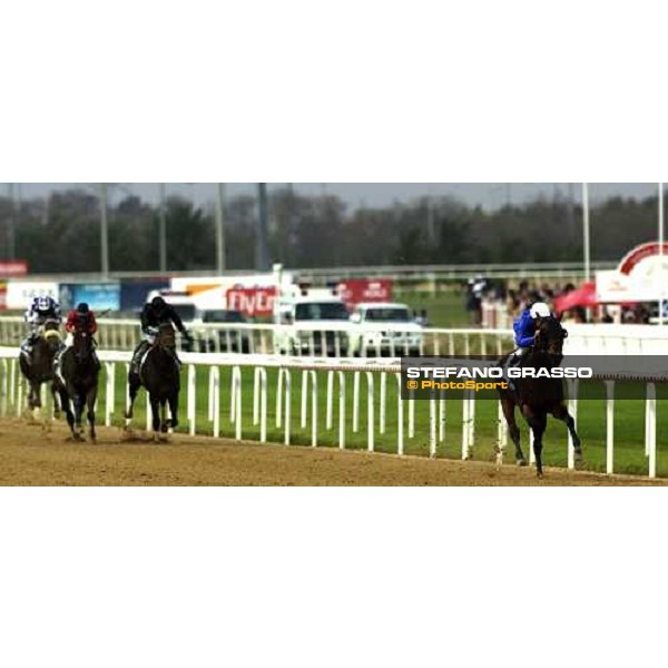 Kerrin Mc Evoy on Blues and Royals leads alone the group at last 50 meters to the post of Uae Derby Nad El Sheba- Dubai, 26th march 2005 ph. Stefano Grasso