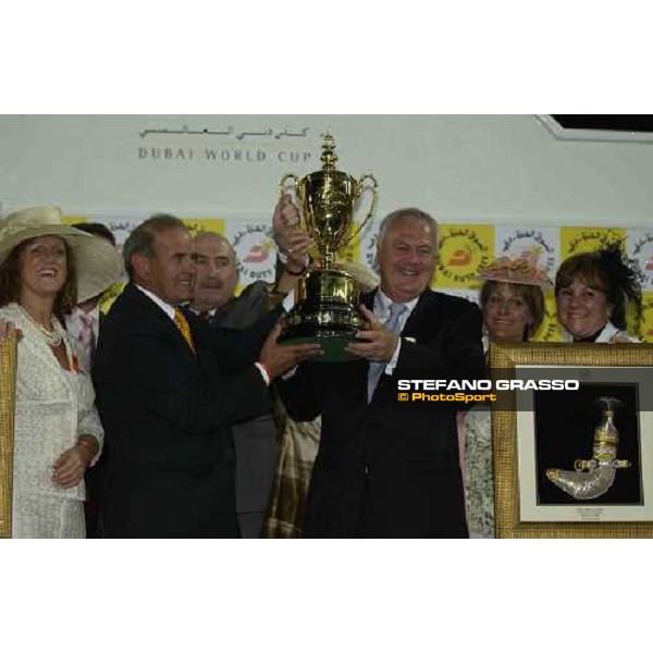 giving prize of Dubai Duty Free Nad El Sheba- Dubai, 26th march 2005 ph. Stefano Grasso