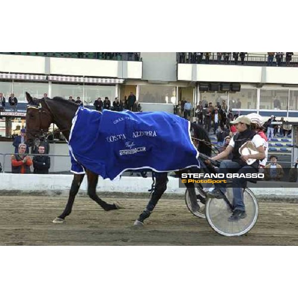 Jos Verbeeck with Gigant Neo and his lad parading in front of Vinovo\'s grandstand, after winning the Gran Premio Costa Azzurra 2005 Torino, 4th april 2005 ph. Stefano Grasso