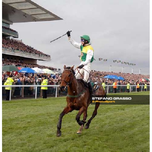 Ruby Walsh on Hedgehunter wins by a street Liverpool Aintree 9th april 2005 ph. Bill Selwyn
