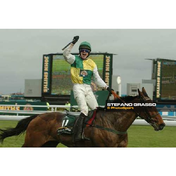 AINTREE, 9 Avril 2005. The John Smith\'s Grand National. \'HEDGEHUNTER\' (Ruby Walsh) ph. Jean Charles Briens