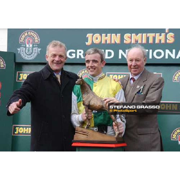 AINTREE, 9 Avril 2005. The John Smith\'s Grand National. Le podium des vainqueurs avec de G. à D. : L\'entraineur, Willie Mullins, Ruby Walsh et le propriétaire, Trevor Hemmings. ph. Jean Charles Briens
