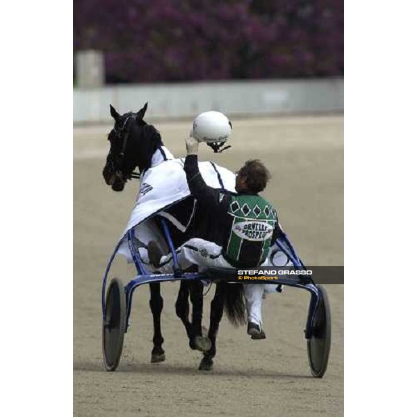 Enrico Bellei with Ech˜ dei Veltri parades in front of San Siro\'s racegoers, after winning the Gran Premio d\' Europa at San Siro racetrack Milan 25th april 2005 ph. Stefano Grasso