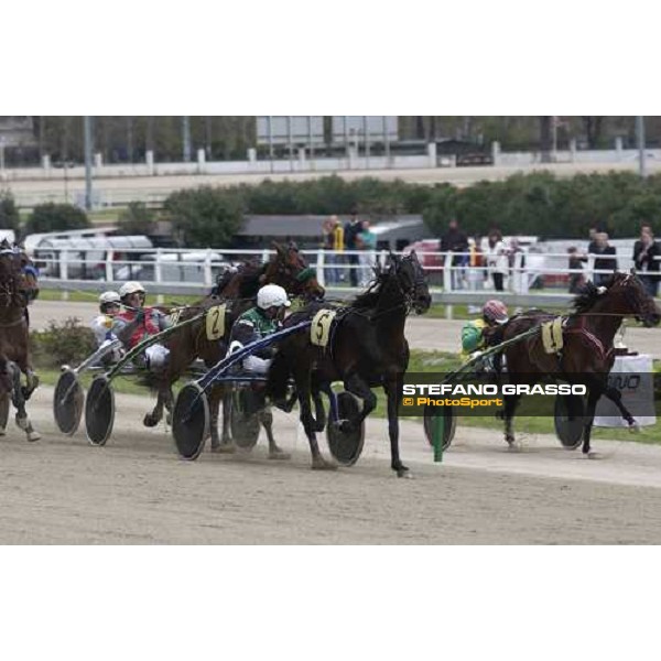 finish line of the Gran Premio d\' Europa Enrico Bellei with Ech˜ dei Veltri (5) the winner Milan San Siro 25th april 2005 ph. Stefano Grasso