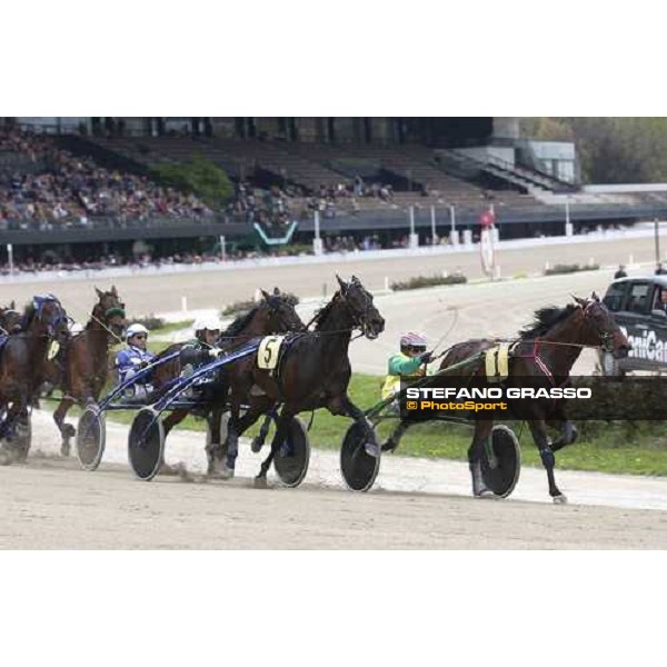 first bend of the Gran Premio d\' Europa Pippo Gubellini with Expert Winner leads followed by Enrico Bellei with Ech˜ dei Veltri Milan San Siro 25th april 2005 ph. Stefano Grasso