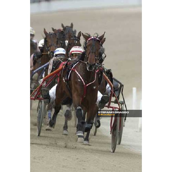 Roberto Vecchione with Ellymay leads the group on the first bend of Gran Premio D\' Europa Filly Milano, San Siro racetrack 25th april 2005 ph. Stefano Grasso