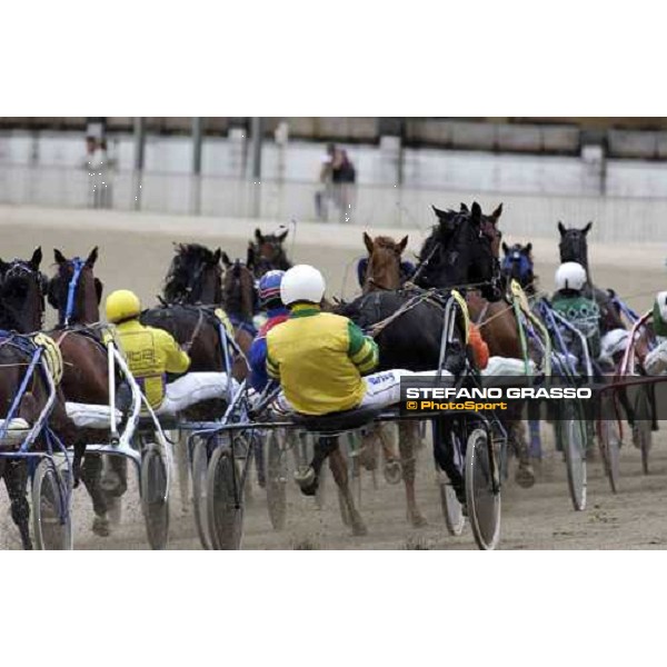 the horses of Gran Premio d\' Europa on the bend the winner Ech˜ dei Veltri leads first from right Milano, San Siro racetrack 25th april 2005 ph. Stefano Grasso