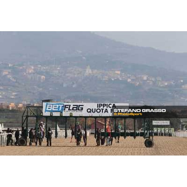 Premio Unire - The horses and jockeys enter the starting stalls before the start Rome - Capannelle racecourse,23rd dec.2012 ph.Stefano Grasso