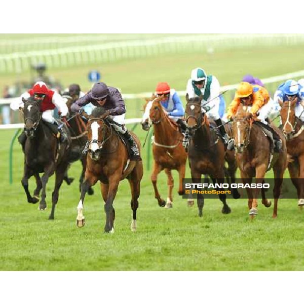 NEWMARKET, 1er Mai 2005. The 1000 Guinées Stakes. \'VIRGINIA WATERS\' Propriétaires: Mrs John Magnier \' Mr Mickael Tabor Entraineur: Aidan O\'Brien Jockey: Kieren Fallon