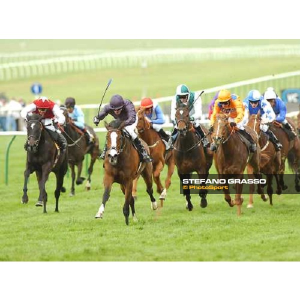 NEWMARKET, 1er Mai 2005. The 1000 Guinées Stakes. \'VIRGINIA WATERS\' Propriétaires: Mrs John Magnier \' Mr Mickael Tabor Entraineur: Aidan O\'Brien Jockey: Kieren Fallon