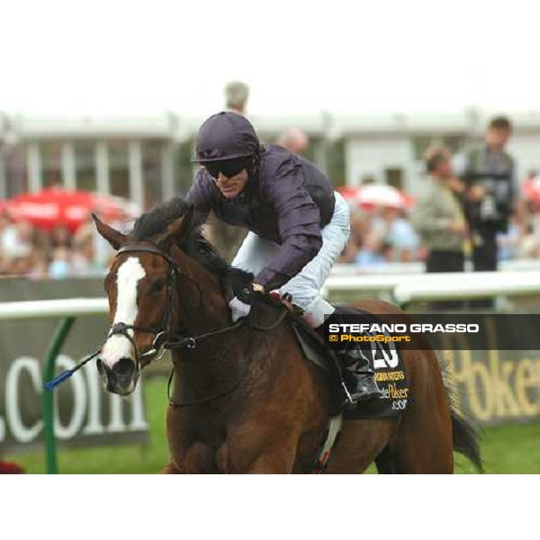 NEWMARKET, 1er Mai 2005. The 1000 Guinées Stakes. \'VIRGINIA WATERS\' Propriétaires: Mrs John Magnier \' Mr Mickael Tabor Entraineur: Aidan O\'Brien Jockey: Kieren Fallon
