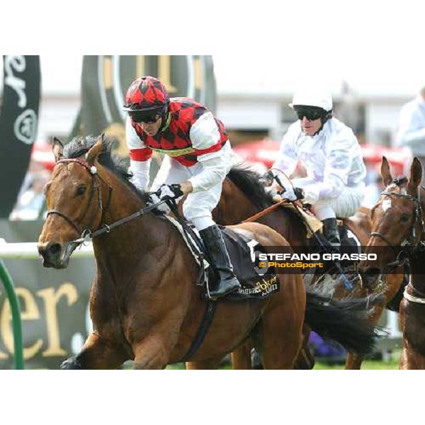 NEWMARKET, 1er Mai 2005. TheJockey Club Stakes \'ALKAASED\' Propriétaires: Michael Charlton Entraineur: Luca Cumani Jockey: Jimmy Fortune