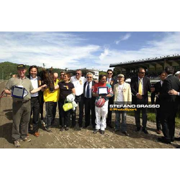 giving prize for the connection of Legendary Lover K winner of 3rd leg of Gran Premio Lotteria Napoli, 8th may 2005 ph. Stefano Grasso