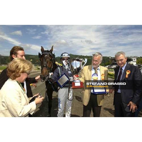 gibing prize for Stig Johansson and Digger Crown winners of 2nd leg of Gran Premio Lotteria Napoli, 8th may 2005 ph. Stefano Grasso