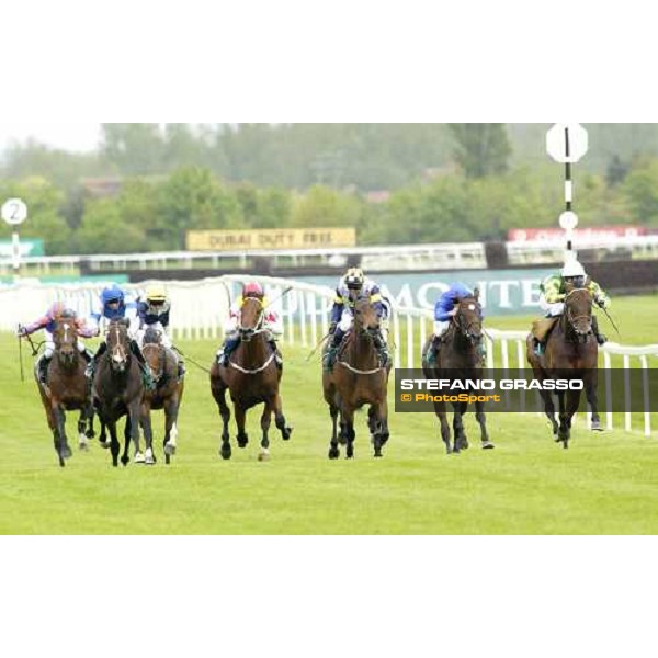 The Juddmonte Lockinge Stakes at 1 furlong to the line Philipp Robinson on Rakti, first from right, leads the group. Le Vie dei Colori, is third from left. Newbury 14th may 2005 ph. Stefano Grasso