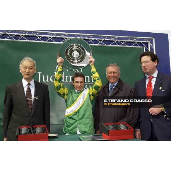 giving prize of Rakti\'s connection, winner of the Juddmonte Lockinge Stakes Newbury 14th may 2005 ph. Stefano Grasso
