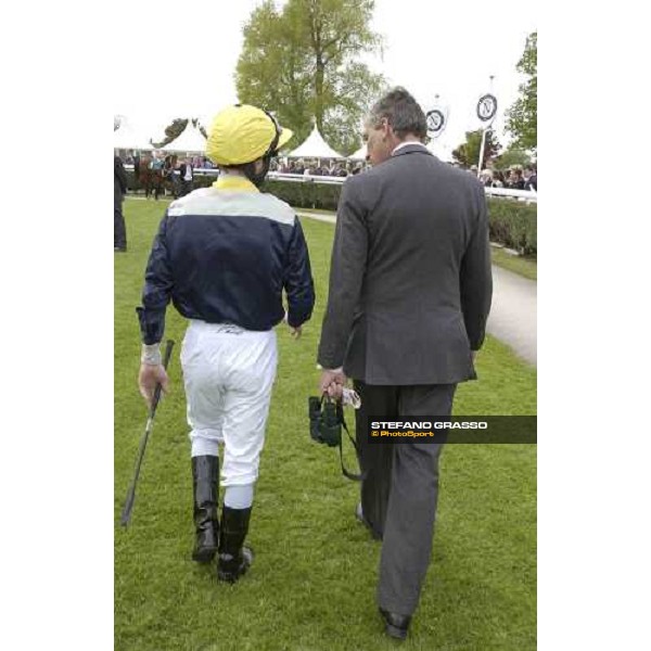 Luca Cumani and Johnny Murtagh in the parade ring of the Juddmonte Lockinge Stakes Newbury 14th may 2005 ph. Stefano Grasso