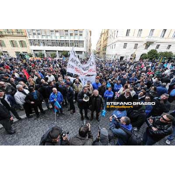 Manifestazione delle Categorie Ippiche davanti al Ministero dell\'Economia e delle Finanze Roma, 1 febbraio 2013 ph.Stefano Grasso