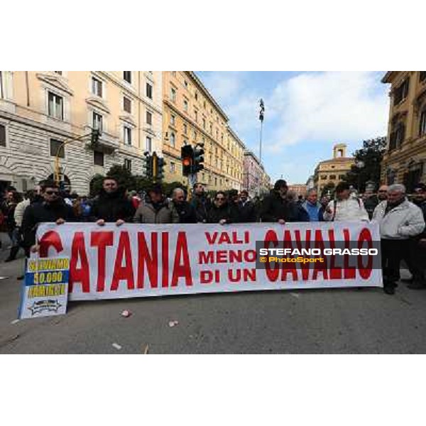 Manifestazione delle Categorie Ippiche davanti al Ministero dell\'Economia e delle Finanze Roma, 1 febbraio 2013 ph.Stefano Grasso