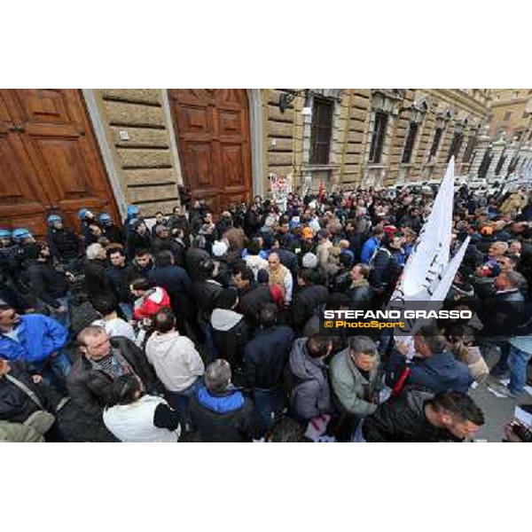 Manifestazione delle Categorie Ippiche davanti al Ministero dell\'Economia e delle Finanze Roma, 1 febbraio 2013 ph.Stefano Grasso