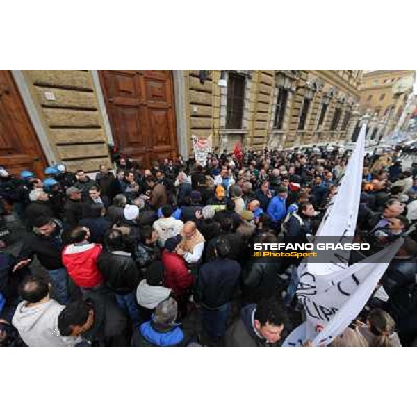 Manifestazione delle Categorie Ippiche davanti al Ministero dell\'Economia e delle Finanze Roma, 1 febbraio 2013 ph.Stefano Grasso