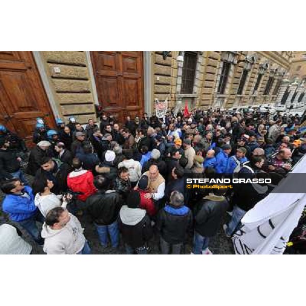 Manifestazione delle Categorie Ippiche davanti al Ministero dell\'Economia e delle Finanze Roma, 1 febbraio 2013 ph.Stefano Grasso