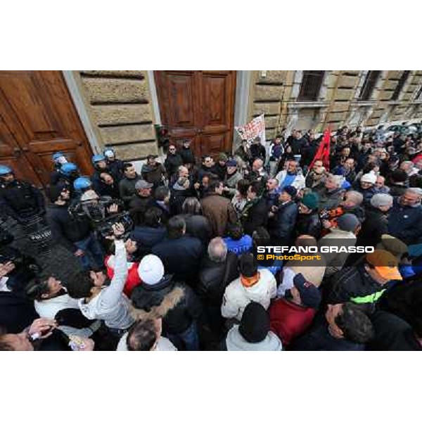 Manifestazione delle Categorie Ippiche davanti al Ministero dell\'Economia e delle Finanze Roma, 1 febbraio 2013 ph.Stefano Grasso