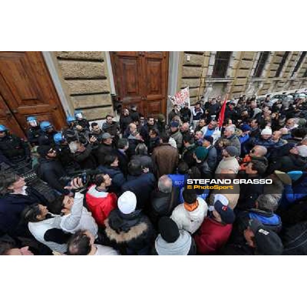 Manifestazione delle Categorie Ippiche davanti al Ministero dell\'Economia e delle Finanze Roma, 1 febbraio 2013 ph.Stefano Grasso