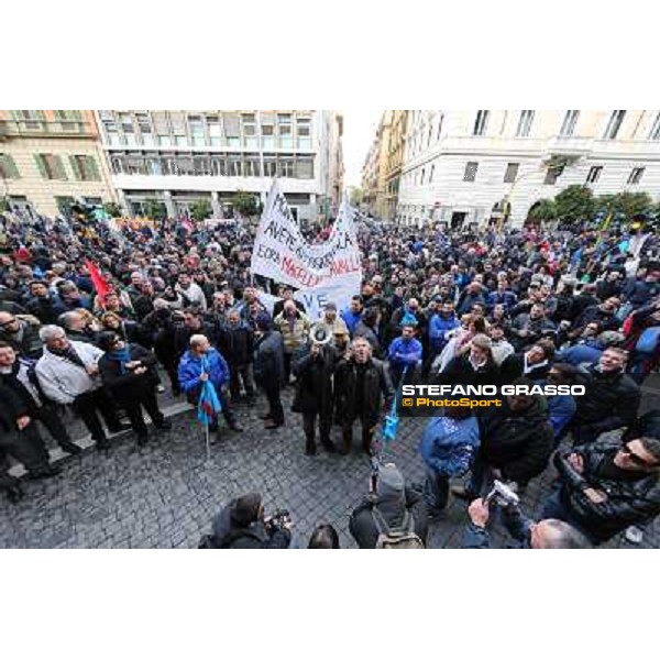 Manifestazione delle Categorie Ippiche davanti al Ministero dell\'Economia e delle Finanze Roma, 1 febbraio 2013 ph.Stefano Grasso