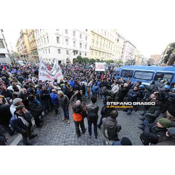 Manifestazione delle Categorie Ippiche davanti al Ministero dell\'Economia e delle Finanze Roma, 1 febbraio 2013 ph.Stefano Grasso