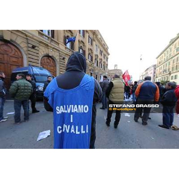 Manifestazione delle Categorie Ippiche davanti al Ministero dell\'Economia e delle Finanze Roma, 1 febbraio 2013 ph.Stefano Grasso