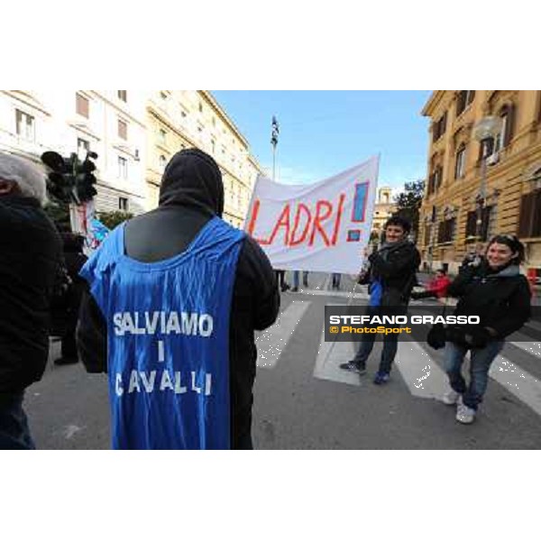 Manifestazione delle Categorie Ippiche davanti al Ministero dell\'Economia e delle Finanze Roma, 1 febbraio 2013 ph.Stefano Grasso