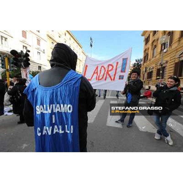Manifestazione delle Categorie Ippiche davanti al Ministero dell\'Economia e delle Finanze Roma, 1 febbraio 2013 ph.Stefano Grasso