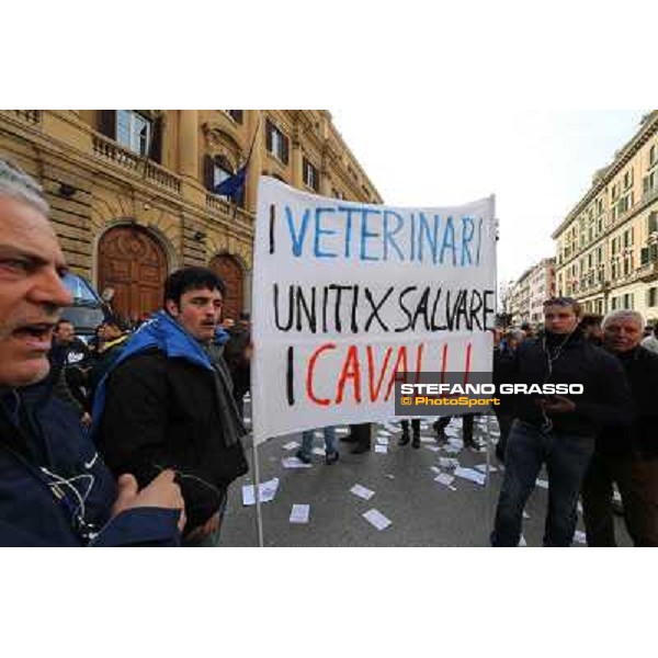 Manifestazione delle Categorie Ippiche davanti al Ministero dell\'Economia e delle Finanze Roma, 1 febbraio 2013 ph.Stefano Grasso