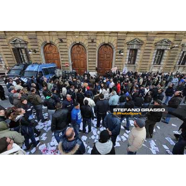 Manifestazione delle Categorie Ippiche davanti al Ministero dell\'Economia e delle Finanze Roma, 1 febbraio 2013 ph.Stefano Grasso