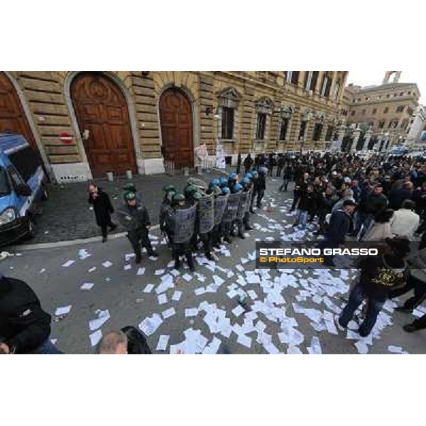 Manifestazione delle Categorie Ippiche davanti al Ministero dell\'Economia e delle Finanze Roma, 1 febbraio 2013 ph.Stefano Grasso