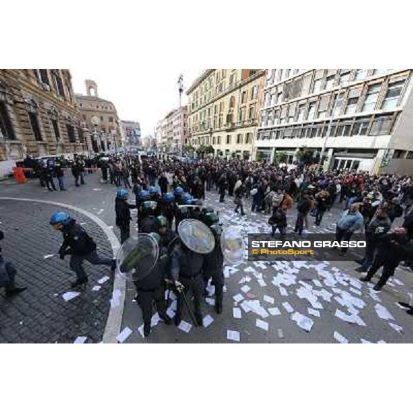Manifestazione delle Categorie Ippiche davanti al Ministero dell\'Economia e delle Finanze Roma, 1 febbraio 2013 ph.Stefano Grasso
