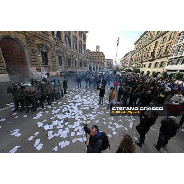 Manifestazione delle Categorie Ippiche davanti al Ministero dell\'Economia e delle Finanze Roma, 1 febbraio 2013 ph.Stefano Grasso