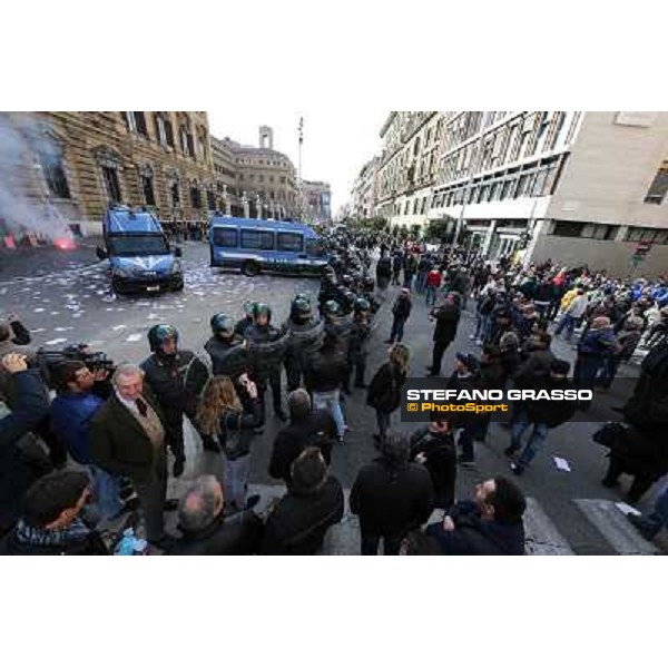 Manifestazione delle Categorie Ippiche davanti al Ministero dell\'Economia e delle Finanze Roma, 1 febbraio 2013 ph.Stefano Grasso