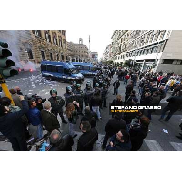 Manifestazione delle Categorie Ippiche davanti al Ministero dell\'Economia e delle Finanze Roma, 1 febbraio 2013 ph.Stefano Grasso