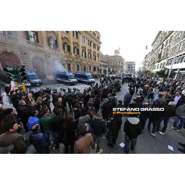 Manifestazione delle Categorie Ippiche davanti al Ministero dell\'Economia e delle Finanze Roma, 1 febbraio 2013 ph.Stefano Grasso