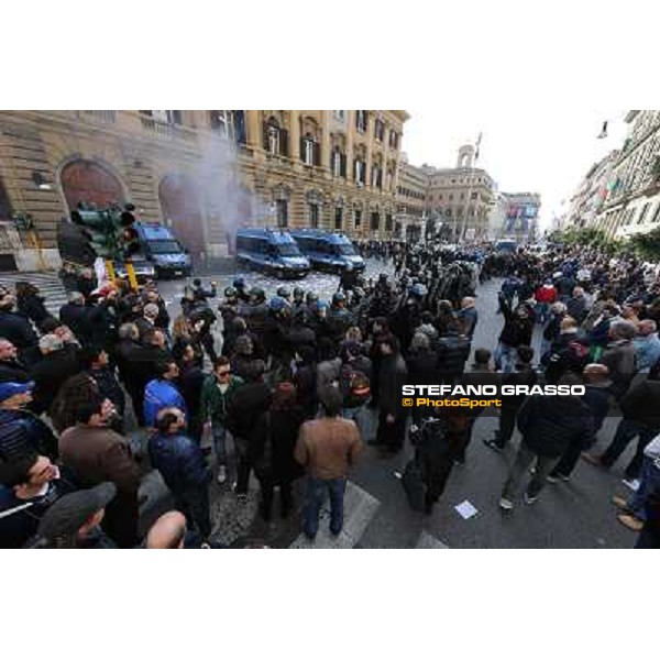 Manifestazione delle Categorie Ippiche davanti al Ministero dell\'Economia e delle Finanze Roma, 1 febbraio 2013 ph.Stefano Grasso