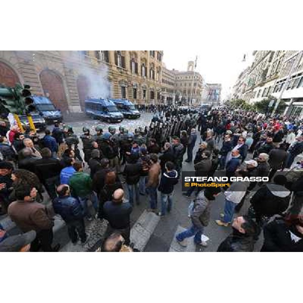 Manifestazione delle Categorie Ippiche davanti al Ministero dell\'Economia e delle Finanze Roma, 1 febbraio 2013 ph.Stefano Grasso