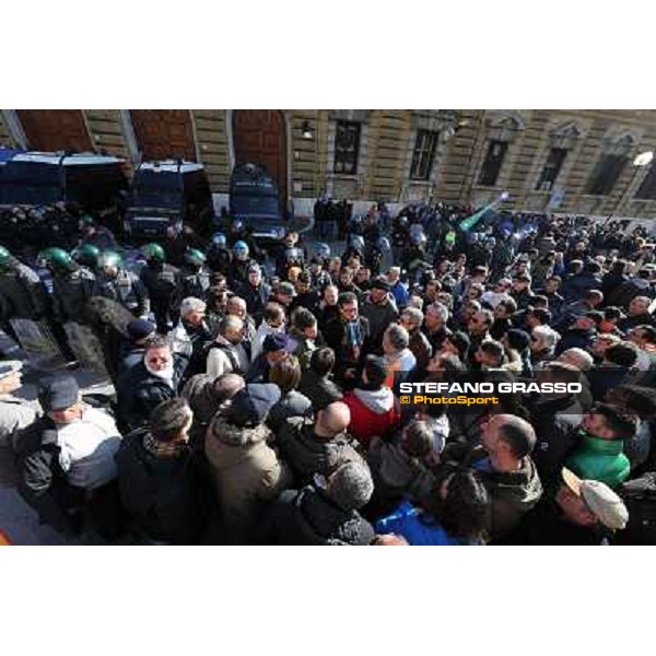 Manifestazione delle Categorie Ippiche davanti al Ministero dell\'Economia e delle Finanze Roma, 1 febbraio 2013 ph.Stefano Grasso